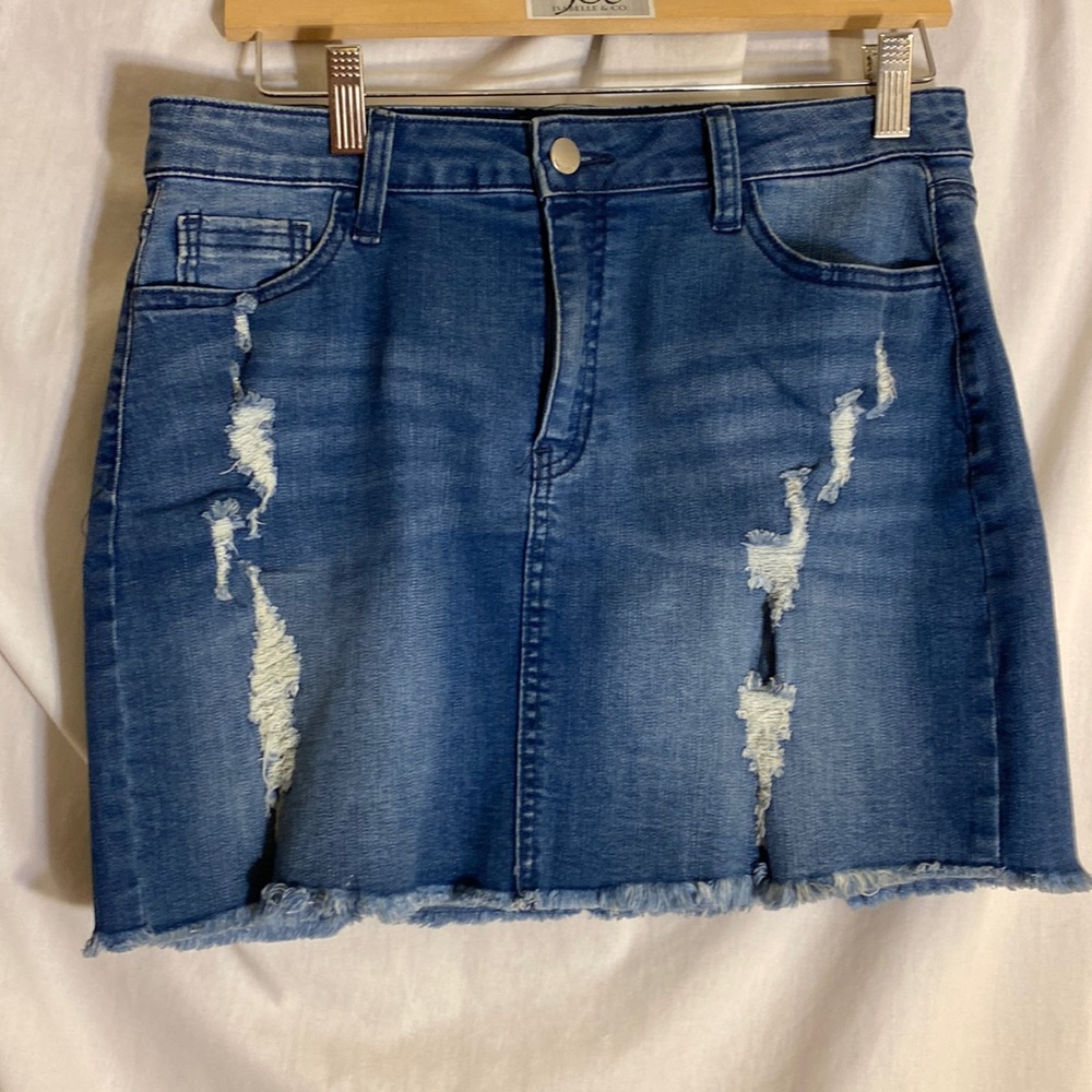 Tinseltown woman’s jean skirt size 9.